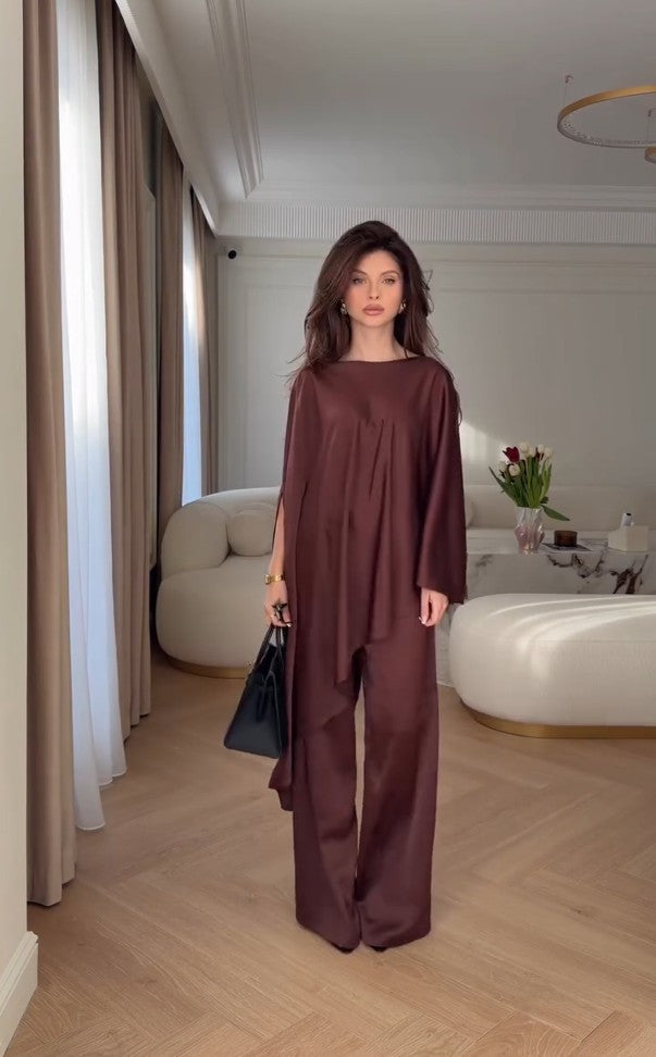 Completo pantaloni a gamba larga con maniche a mantella