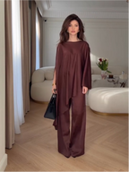 Completo pantaloni a gamba larga con maniche a mantella