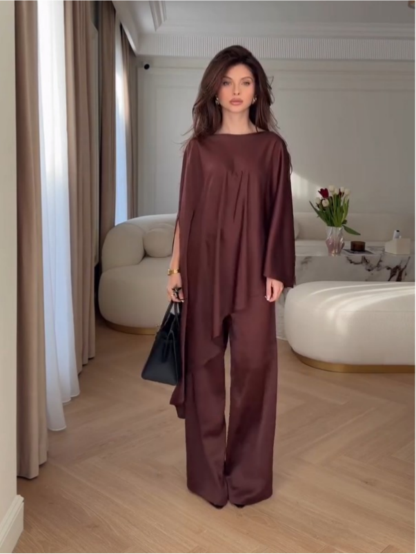 Completo pantaloni a gamba larga con maniche a mantella